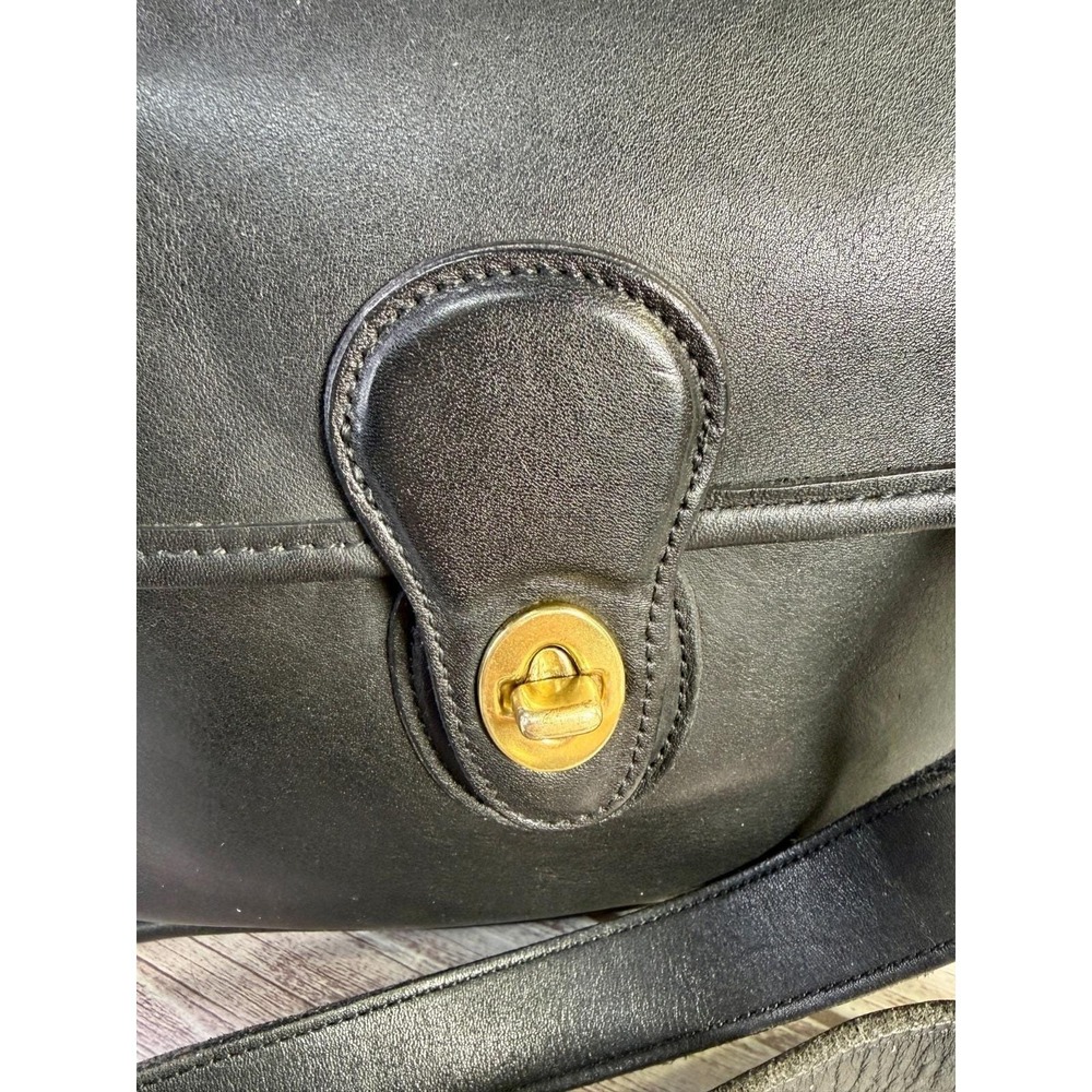 Vintage COACH Willis Black Leather Crossbody Handbag – Classic Turnlock Style - Picture 13 of 17
